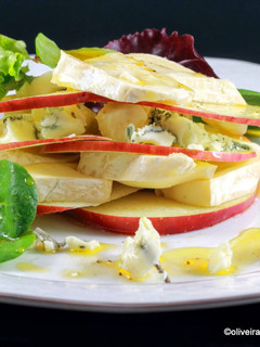 Una foto de Milhojas de manzana, Camembert, Roncari azul y vinagreta de pomelo y canela Ir a la receta en gallego