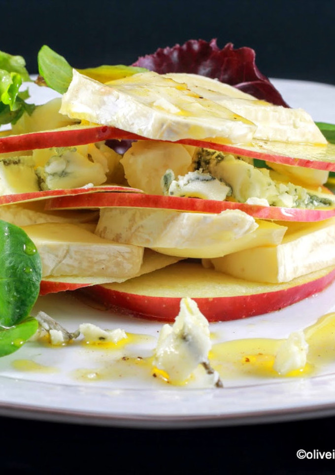 Una foto de Milhojas de manzana, Camembert, Roncari azul y vinagreta de pomelo y canela Ir a la receta en gallego