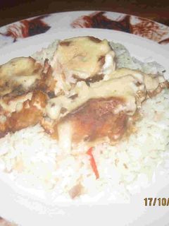 Una foto de Pescado asado, con salsa bechamel