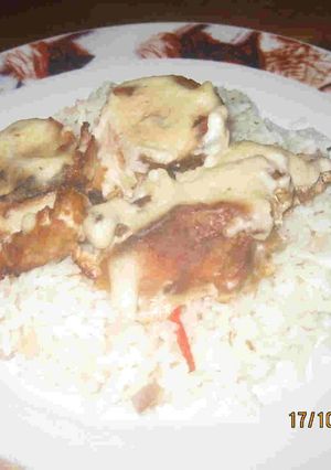 Una foto de Pescado asado, con salsa bechamel