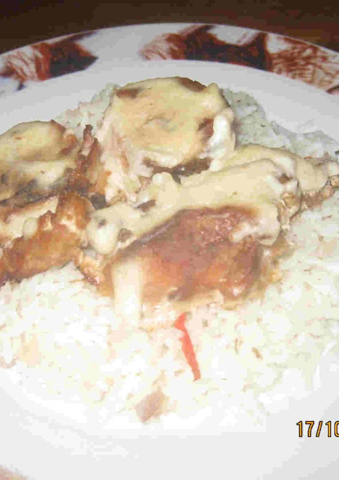 Una foto de Pescado asado, con salsa bechamel