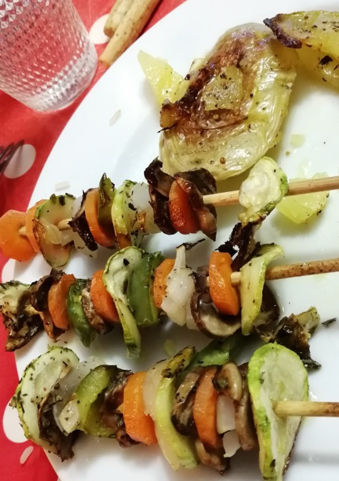 Una foto de Brochetas de verduras al horno con papas asadas