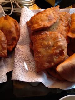 Una foto de Empanadas de pescado en tarro con pasas rubias y negras