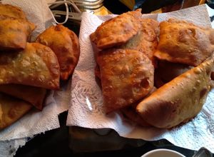 Una foto de Empanadas de pescado en tarro con pasas rubias y negras