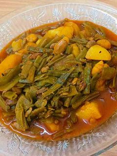 વાલોર બટાકા નું શાક (Valor Bataka Shak Recipe In Gujarati) રેસીપી મુખ્ય ફોટો