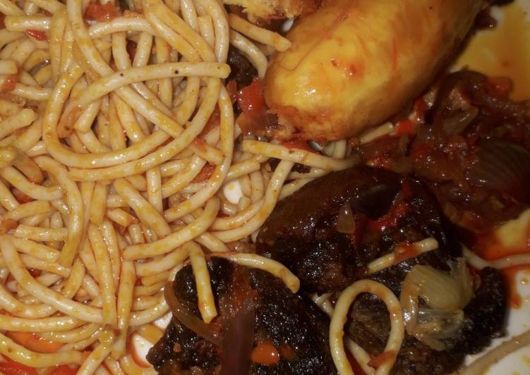 Palm oil spaghetti with unfried plantain and beef