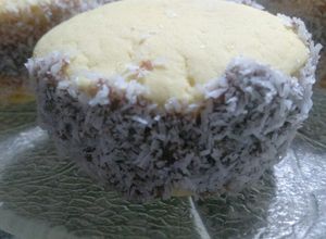 Una foto de Alfajor de Maicena con aceite, económico relleno con crema de 🍫