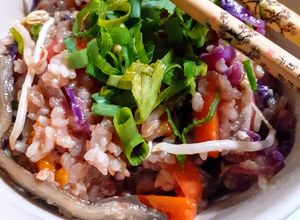 Una foto de Arroz salteado con Verduras y Salsa de Soja al Wok
