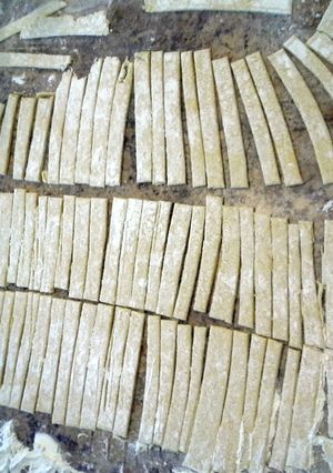 A picture of counrty style noodles.