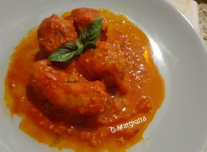 Foto di Polpette di macinato con zucchine e carote, in sugo con salsiccia