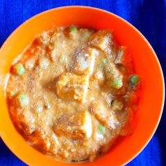 A picture of Tofu matar gravy.