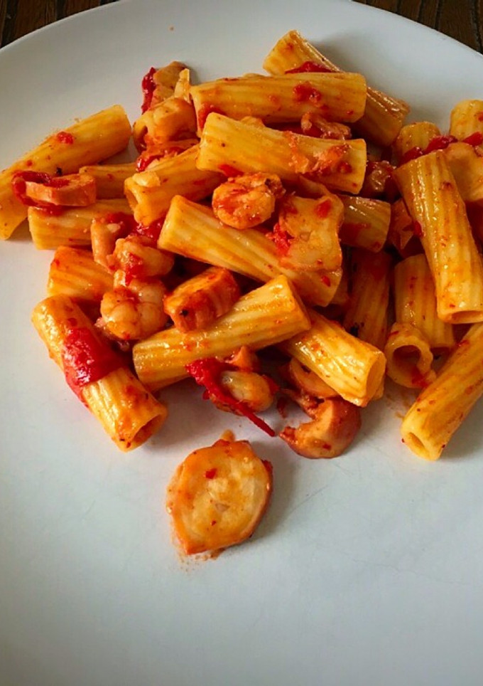 Una foto de Macarrones con pulpo y gambas