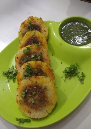 टेस्टी चटपटी रवा व्हील(Tasty chatpati rawa wheel recipe in hindi)) रेसिपी मुख्य फोटो