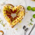 Bundt cake de lima con nubes o marshmallows