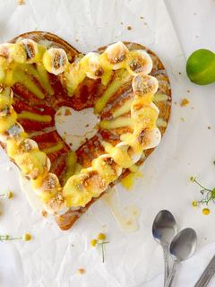 Una foto de Bundt cake de lima con nubes o marshmallows