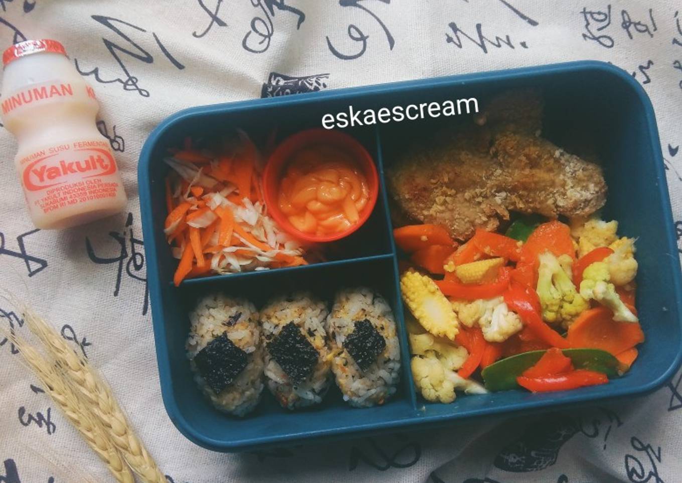 Bento Diet Chicken Katsu Oat, Tumis Sayur & Onigiri