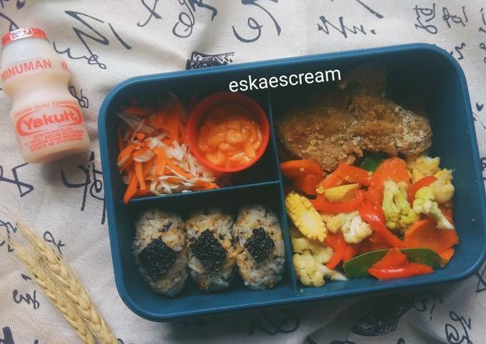 Bento Diet Chicken Katsu Oat, Tumis Sayur & Onigiri
