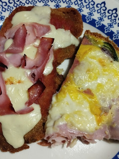 Una foto de Tarta de verduras, jamón y queso sin masa: 1 zapallito + 1 cebolla
