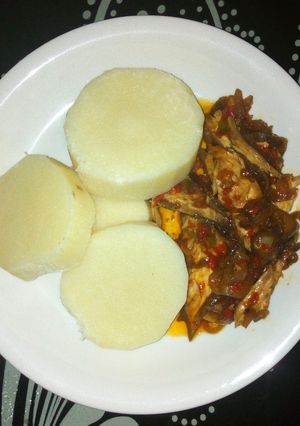 A picture of Boiled yam with fish sauce.