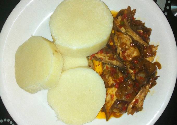 Boiled yam with fish sauce