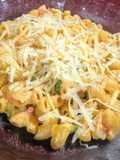 Fideos coditos con salsa de crema sabor queso - vegetariano