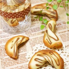 A picture of Fortune Cookies.