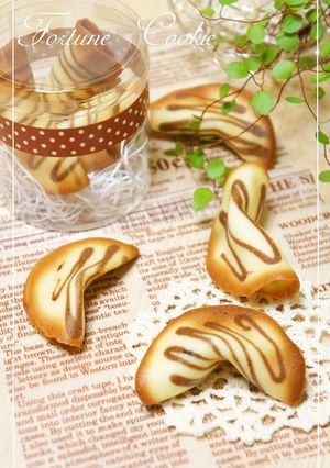 A picture of Fortune Cookies.