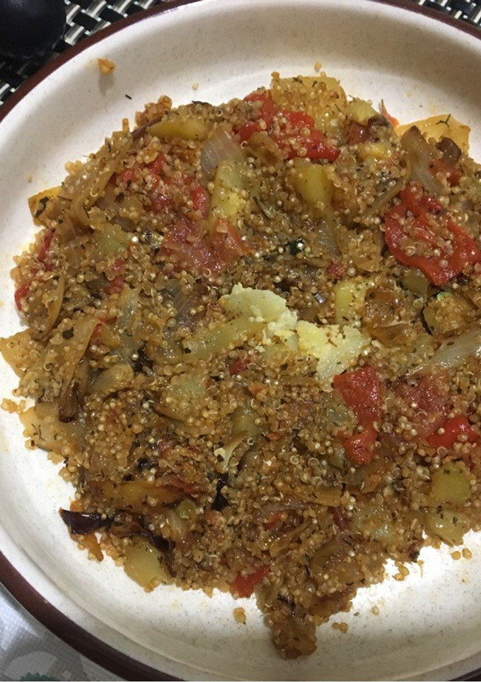 Una foto de Quinoa con verduras