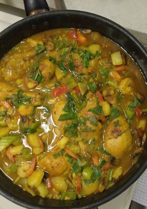 A picture of Chicken Curry with Shrimps.