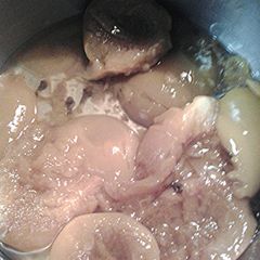 A picture of Sweet pickled peaches.
