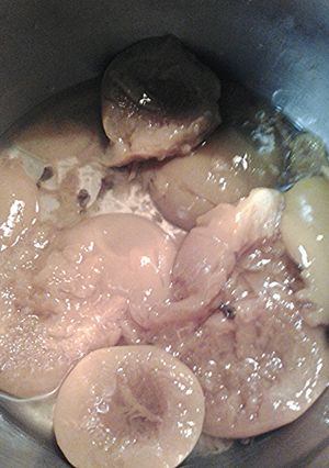 A picture of Sweet pickled peaches.