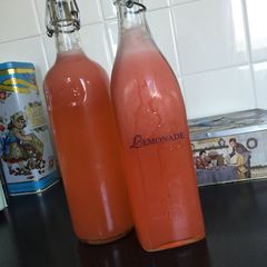 A picture of Strawberry Lemonade.
