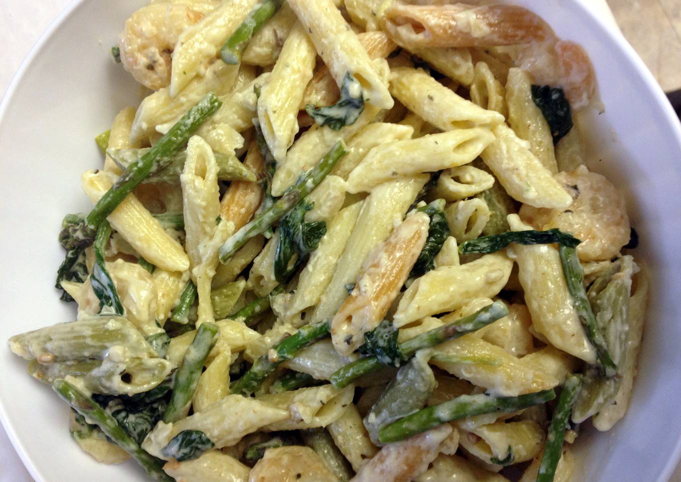 Pasta with shrimp with asparagus and spinach