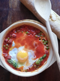 Una foto de Huevos al plato o a la flamenca, en 4 minutos en microondas
