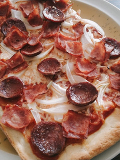 A picture of Bacon Pizza.