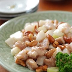 A picture of Lightly Salted Stir-Fried Chicken and Cashew Nuts.