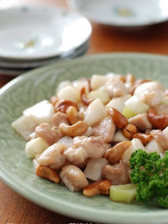 A picture of Lightly Salted Stir-Fried Chicken and Cashew Nuts.