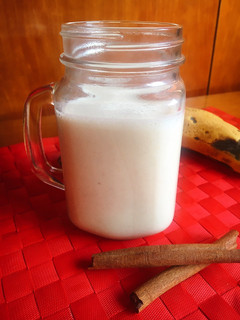 Una foto de Batido de kéfir, plátano y canela