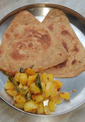 পরোটা আলুর তরকারি (parota aloor tarkari recipe in Bengali) রেসিপির প্রধান ছবি