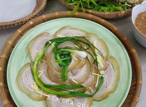 Hình của món Bê thui cuộn luộc sả, gừng.