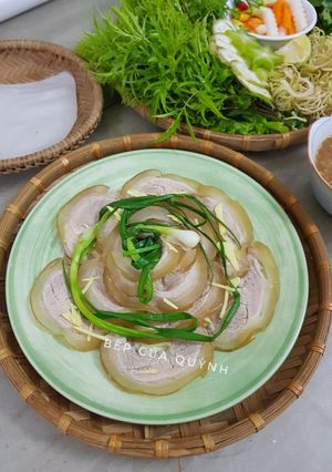 Hình của món Bê thui cuộn luộc sả, gừng.