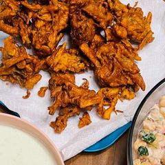 A picture of Onions n potatoes mix pakoras 😀.