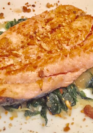 Una foto de Salmón con acelgas salteadas y crocanti de frutos secos