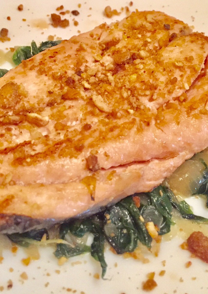 Una foto de Salmón con acelgas salteadas y crocanti de frutos secos