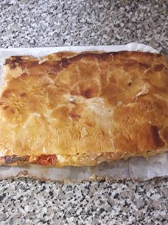 Una foto de Empanada de hojaldre y atún