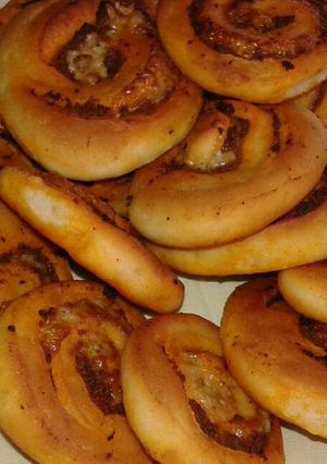 Kolbászos sajtos csiga, ahogy mi szeretjük recept fotója