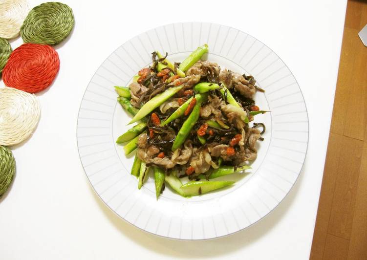 Recipe of Any-night-of-the-week Asparagus, Pork &amp; Goji Berry Stir-Fry