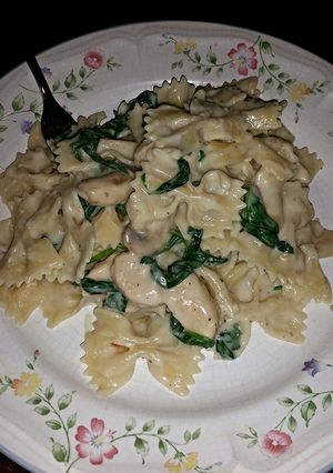 A picture of Chicken florentine.