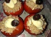 Una foto de tomates rellenos con arroz y huevo