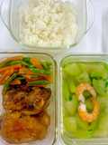 Cơm trưa mang đi: gà khìa nước dừa, canh bầu nấu tôm, đậu que xào cà rốt